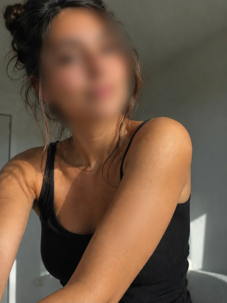 The same photo with her face blurred in Redact.ID
